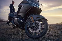 Hier sitzt man gern länger im Sattel: Die Honda Gold Wing ist abenteuerlustig und für ausgedehnte Touren gemacht. - © Honda/dpa-tmn