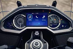 Ein Blick auf das Cockpit: Das zentrale TFT-Display hält alle wichtigen Infos bereit. - © Honda/dpa-tmn