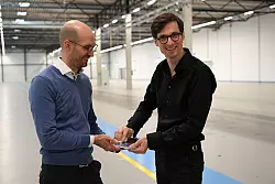 Noch ist die Halle hinter ihnen leer, bald sollen dort aber Reinr&auml;ume zur Wafer-Produktion installiert werden. - &copy; Wolf von Dewitz/dpa