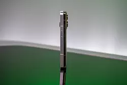 Vergleich: Das neue Motorola Edge 70 (rechts) neben dem Nothing Phone 3 (links). - © Nico Tapia/dpa-tmn