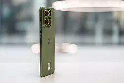 «Bronze Green» heißt die Farbe des Testgeräts: Ein Olivton, den Motorola mit einem leuchtenden, grünlichen Goldton für Kameraringe und Knöpfe kombiniert. - © Nico Tapia/dpa-tmn