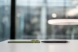 Selbst ein Kugelschreiber ist dicker als das Motorola Edge 70. - © Nico Tapia/dpa-tmn