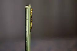 Mit seinem Alu-Rahmen und der griffigen Rückseite liegt das Edge 70 angenehm leicht in der Hand. - © Nico Tapia/dpa-tmn