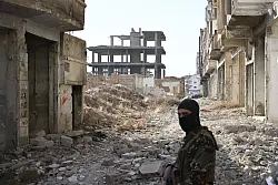 Vom Stadtteil Dschubar ist praktisch nichts übrig. Die stark beschädigten Gebäude, in denen einst rund 500.000 Menschen lebten, müssen wohl alle abgerissen werden. - © Sebastian Gollnow/dpa