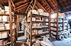 Blick in das Archiv mit Arbeitsformen und Modellen f&uuml;r Ofenkacheln in der Manufaktur von Axel Eisenack. - &copy; Uli Deck/dpa