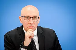 Im Juni stellte Sinan Selen - damals noch Vizepr&auml;sident des Bundesamtes f&uuml;r Verfassungsschutz - gemeinsam mit Bundesinnenminister Alexander Dobrindt (CSU) den Jahresbericht seiner Beh&ouml;rde f&uuml;r 2024 vor. (Archivbild) - &copy; Kay Nietfeld/dpa