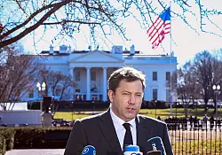 Vizekanzler und Finanzminister Lars Klingbeil (SPD) &auml;u&szlig;ert sich am Rande eines Besuches in der US-Hauptstadt Washington auch zu den Drohungen von US-Pr&auml;sident Donald Trump gegen die zum Nato-Partner D&auml;nemark geh&ouml;rende Arktis-Insel Gr&ouml;nland. - &copy; Soeren Stache/dpa