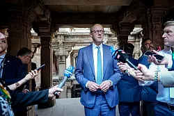 Bundeskanzler Friedrich Merz (CDU) &auml;u&szlig;ert sich am Rande seines Indien-Besuchs auch zur Diskussion die Drohungen von US-Pr&auml;sident Donald Trump gegen die offiziell zum Nato-Partner D&auml;nemark geh&ouml;renden Arktis-Insel Gr&ouml;nland. - &copy; Kay Nietfeld/dpa