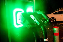 Die Verf&uuml;gbarkeit von Ladepunkten f&uuml;r E-Auto-Besitzer variiert in den Bundesl&auml;ndern stark. (Archivbild) - &copy; Daniel Bockwoldt/dpa