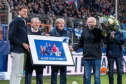 Abschiedsgeschenk f&uuml;r Hermann Gerland in seiner Heimatstadt Bochum nach einer langen Trainerkarriere. - &copy; David Inderlied/dpa