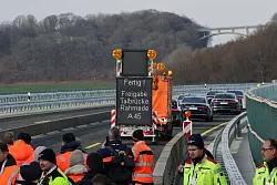 Nur ein Wort: &laquo;Fertig!&raquo; steht auf dem Verkehrsschild auf der Rahmedetalbr&uuml;cke. - &copy; Rolf Vennenbernd/dpa