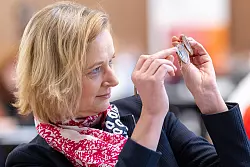 Thüringens BSW-Chefin Katja Wolf stellte in Ilmenau Parteimitgliedern den Koalitionsvertrag vor. - © Michael Reichel/dpa