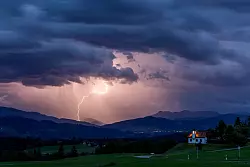 Am Alpenrand blitzt es meist besonders oft. (Archivbild) - &copy; Jan Eifert/dpa
