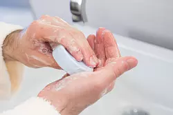 Gesunde Menschen können mit normaler Hygiene einfach vorbeugen - doch bei manchen bleibt die Angst. - © Christin Klose/dpa-tmn