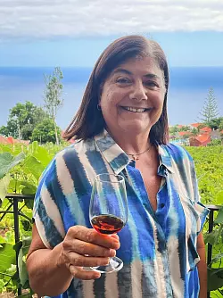 Weiß viel über Madeira-Weine: Isabel Freitas auf der Quinta das Vinhas. - © Manuel Meyer/dpa-tmn