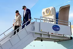 Trump kam mit seiner Frau Melania nach Kalifornien. - © Mark Schiefelbein/AP/dpa