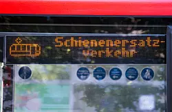 Die Busse im Schienenersatzverkehr sind deutlich länger unterwegs als die Züge. (Archivbild) - © picture alliance / Friso Gentsch/dpa