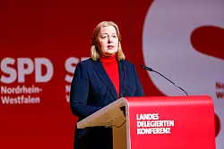 Bundestagspräsidentin Bärbel Bas spricht bei der Aufstellungsversammlung der NRW-SPD zur Bundestagswahl zur tödlichen Attacke auf dem Magdeburger Weihnachtsmarkt. - © Thomas Banneyer/dpa