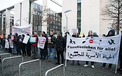 Die Frage, ob und in welchem Umfang auch Menschen mit subsidiärem Schutz ihre Angehörigen zu sich nach Deutschland holen dürfen, beschäftigt die Politik seit Jahren. (Archivbild) - © Bernd von Jutrczenka/dpa