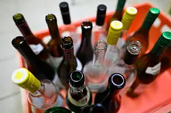 Höhere Preise könnten den Alkohol-Konsum laut Experten senken. (Symbolbild) - © Robert Michael/dpa