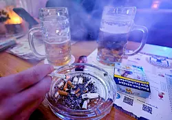 Millionen Menschen konsumieren Alkohol und Zigaretten in riskantem Ausmaß. (Symbolbild) - © Axel Heimken/dpa