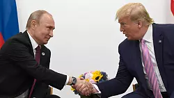 Offiziell gibt es seit Jahren keine Kontakte zwischen US-Präsident Trump und seinem russischen Kollegen Putin. Doch nach Angaben des Republikaners hat er weiter ein gutes Verhältnis zum Kremlchef. (Archivbild) - © Susan Walsh/AP/dpa