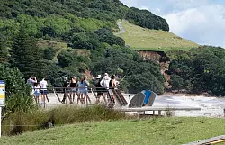 Die Einsatzteams suchen weiter unerm&uuml;dlich nach &Uuml;berlebenden. - &copy; Owen Thompson/Photosport NZ/AAP/dpa