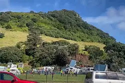 Der Erdrutsch auf einem Campingplatz begrub unter anderem den Toilettenblock. - &copy; Supplied/Radio NZ/dpa