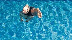 Abkühlung versprachen die vielen Schwimmbäder in Deutschland. - © Thomas Warnack/dpa