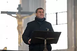 Markus Söder bei einem kirchlichen Anlass - nämlich bei der Amtseinführung des Bamberger Erzbischofs Gössl. (Archivbild) - © Daniel Vogl/dpa