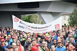 Bereits im vergangenen Jahr waren viele Besch&auml;ftigte gegen einen geplanten Stellenabbau auf die Stra&szlig;e gegangen. (Archivbild) - &copy; Felix K&auml;stle/dpa