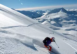 Aktuelle Lawinenlageberichte helfen, Risiken besser einzuschätzen und gefährliche Situationen zu vermeiden. - © Florian Sanktjohanser/dpa-tmn