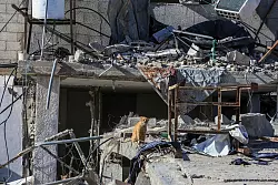 Trümmer eines zerstörten Hauses in Rafah. - © Abed Rahim Khatib/dpa