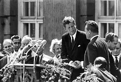 Handschlag in Berlin: US-Pr&auml;sident John F. Kennedy (M) und der Regierende B&uuml;rgermeister von Berlin, Willy Brandt (r), vor dem Sch&ouml;neberger Rathaus am 26. Juni 1963. Dort sprach Kennedy den legend&auml;ren Satz &laquo;Ich bin ein Berliner&raquo;. - &copy; picture alliance / dpa