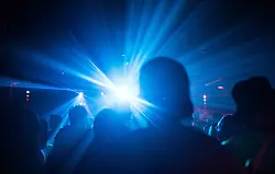 Die T&uuml;rsteherinnen und T&uuml;rsteher gehen regelm&auml;&szlig;ig durch den Club, gucken wie die Stimmung ist und ver&auml;ndern ihre Entscheidungskriterien dann auch entsprechend, sagen die Forscher. (Symbolbild) - &copy; Sophia Kembowski/dpa