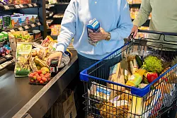 Regionale Lebensmittel sind oft nachhaltiger, da sie kürzere Transportwege haben, was zu geringeren Emissionen und weniger Verpackungsmüll führt. - © Benjamin Nolte/dpa-tmn