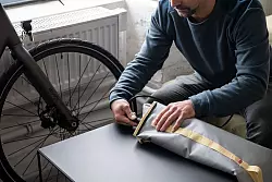 Den Akku für das E-Bike aufladen: Spezielle Taschen mit feuerfestem Garn sollen dafür sorgen, dass im Brandfall das Feuer keinen weiteren Schaden anrichtet. - © Zacharie Scheurer/dpa-tmn