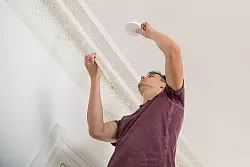 Rauchmelder können Leben retten: Wichtig ist ihre Funktion regelmäßig zu überprüfen. - © Christin Klose/dpa-tmn