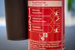 Vor dem Einsatz eines Feuerlöschers immer auf die Brandklasse achten: Für Brände von flüssigen Stoffen wie Benzin, Öl, Alkohol, Lacken, Farben und bestimmten Kunststoffen ist etwa Brandklasse B geeignet. - © Nico Tapia/dpa-tmn