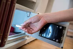 Die Zugangslisten zu seinen Konten sollte man sicher verwahren. - © Christin Klose/dpa-tmn