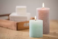 Niemals unbeaufsichtigt lassen: Kerzen und offenes Feuer können schnell einen Brand auslösen. - © Christin Klose/dpa-tmn