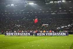 Spieler beider Teams halten vor Spielbeginn ein Banner anl&auml;sslich das Holocaust-Gedenktags hoch. - &copy; Christian Charisius/dpa