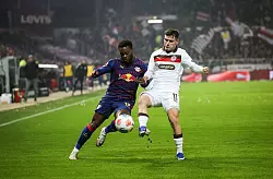 Leipzigs Ridle Baku (l) und St. Paulis Arkadiusz Pyrka k&auml;mpfen um den Ball. - &copy; Christian Charisius/dpa