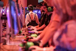 Viele Gamescom-Besucher standen fasziniert vor den Computern und an den Konsolen - ihre Begeisterung für Games ist groß. - © Oliver Berg/dpa
