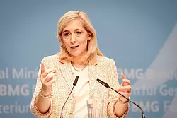 Nach Plänen von Ministerin Warken soll das Lachgasverbot noch in diesem Jahr greifen. - © Kay Nietfeld/dpa