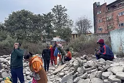 Viele Menschen liefen aufgeschreckt auf die Stra&szlig;en. - &copy; Sunil Sharma/ZUMA Press Wire/dpa