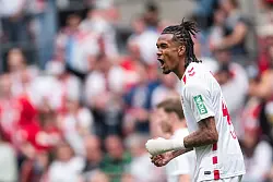 Downs bejubelt sein Tor zur Vorentscheidung. - © Marius Becker/dpa