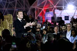 Frankreichs Präsident Macron sieht sein Land als einen Vorreiter bei der Entwicklung von KI. - © Ludovic Marin/AFP/dpa