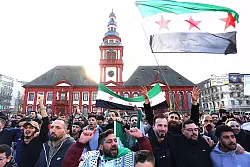 Nach dem Sturz des syrischen Machthabers, Baschar al-Assad, versammelten sich auch in Deutschland, wie hier in Mannheim, Syrerinnen und Syrer zum Feiern auf Straßen und Plätzen. - © Dieter Leder/dpa