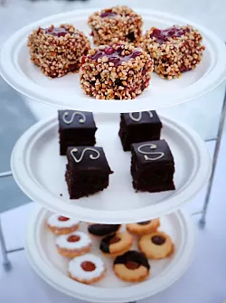 Geht noch ein Nachtisch? Etagere mit Sacher- und Linzertorte. - © Florian Sanktjohanser/dpa-tmn